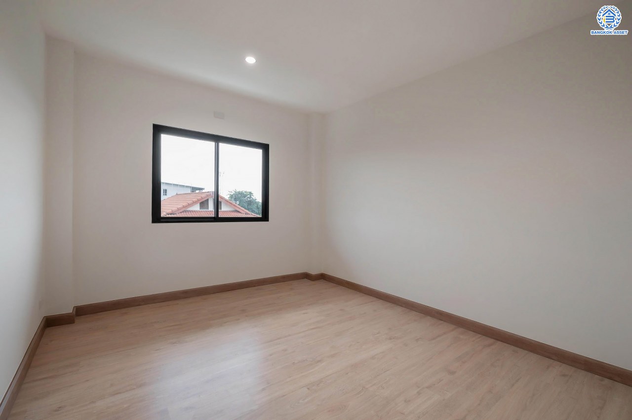 บ้านมือสองตกแต่งใหม่ โครงการ มณธานี บางแค บ้านเดี่ยว 3 ชั้น ดีไซน์หรูหรา เนื้อที่กว้าง 55.3 ตร.ว. พื้นที่ใช้สอย 240 ตร.ม. ฟังก์ชัน 5 ห้องนอน 4 ห้องน้ำ 2 ที่จอดรถ ฟังก์ชันครบตอบทุกไลฟ์สไตล์ บนทำเลศักยภาพ เชื่อมต่อถนนกาญจนาภิเษก ใกล้เดอะมอลล์บางแค ใกล้รถไฟฟ้าสายสีน้ำเงิน "สถานีหลักสอง" และจุดขึ้นทางด่วน "กาญจนาภิเษก"...